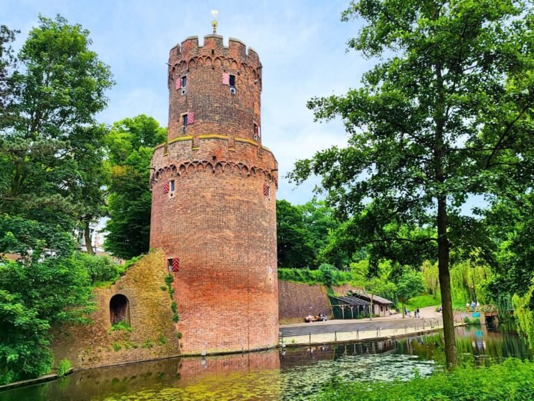 Nijmegen treasure hunt detective murder mystery city game.