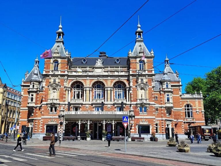 De Stadsschouwburg Amsterdam – een van de culturele spots in de citygame van Qugato