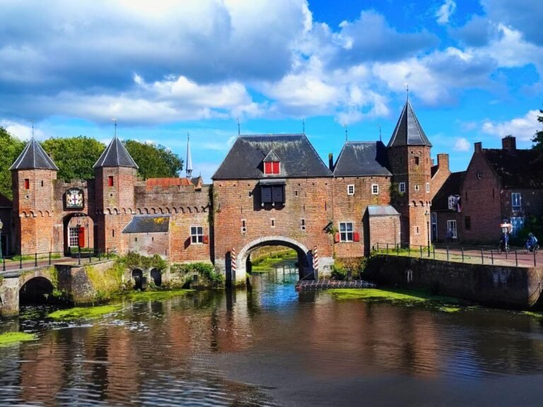 Starting point of the City Detective city game at De Hof in Amersfoort, surrounded by restaurants and cafés.