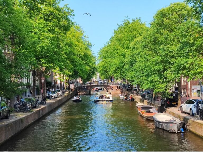 amsterdam-scavenger-hunt-canal-side-view