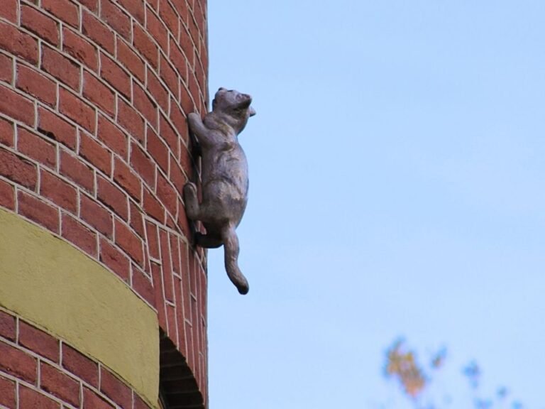 amsterdam-scavenger-hunt-hidden-cat-and-mouse-statue