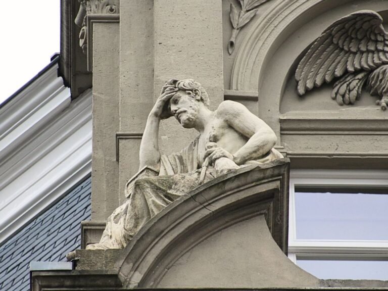 amsterdam-scavenger-hunt-hidden-statue-moments-hidden-alleys