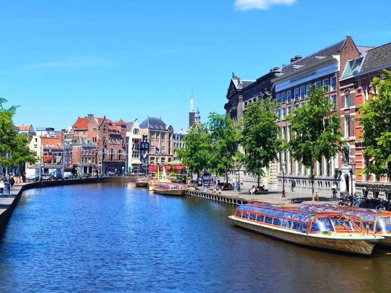 city-detective-amsterdam-iconic-shot-of-canal-reflections