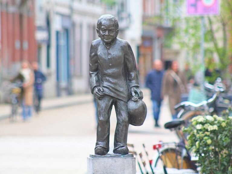 city-detective-tilburg-statue-kruikenzeiker
