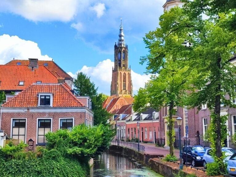 city-detective-view-of-onze-lieve-vrouwetoren