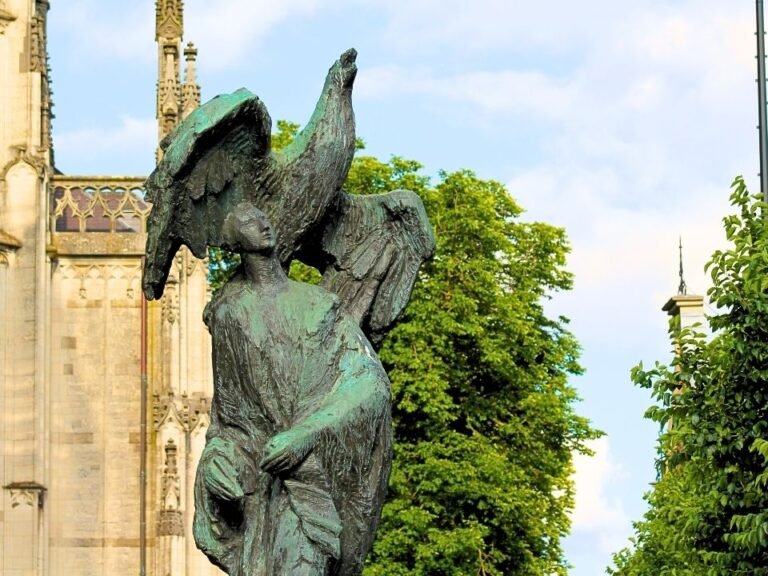 den-bosch-escape-game-historic-statue-at-parade