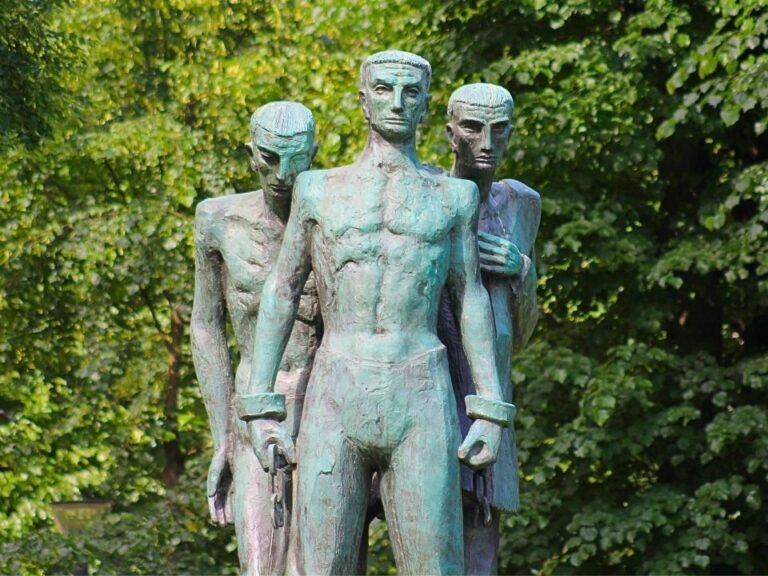 den-bosch-scavenger-hunt-verzetsmonument-statue