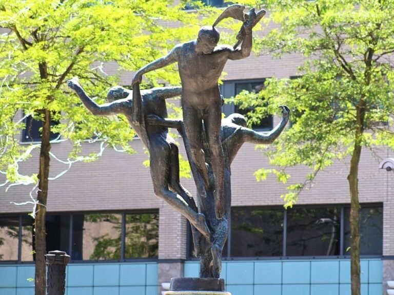 eindhoven-scavenger-hunt-passing-memorial-statue