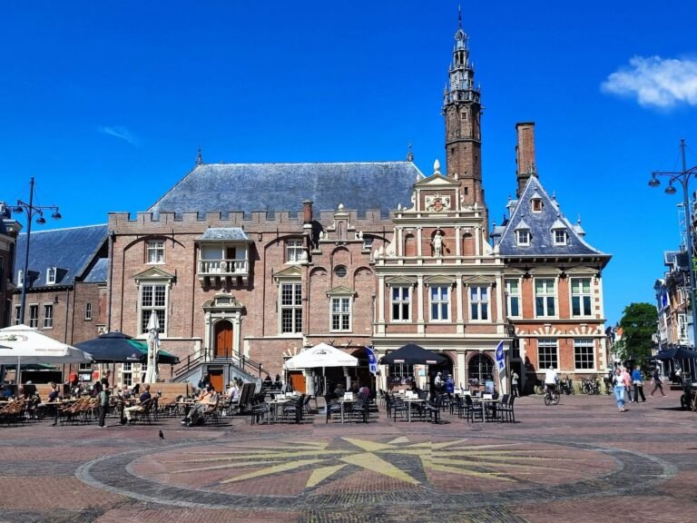 Starting point of the City Detective city game at Grote Markt in Haarlem, surrounded by restaurants and cafés.