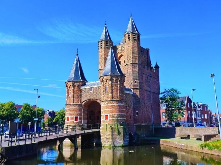 haarlem-scavenger-hunt-passing-amsterdamse-poort