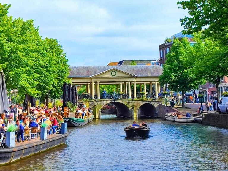 Starting point of the City Detective city game at Beestenmarkt in Leiden, surrounded by restaurants and cafés.