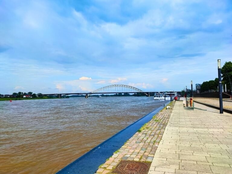 nijmegen-scavenger-hunt-passing-waalkade