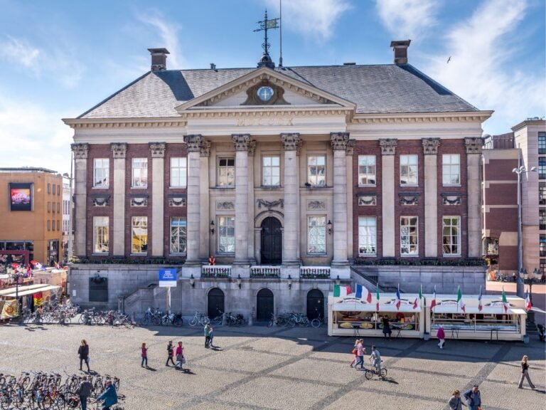 outdoor-detective-tour-groningen-street-view-of-grote-markt