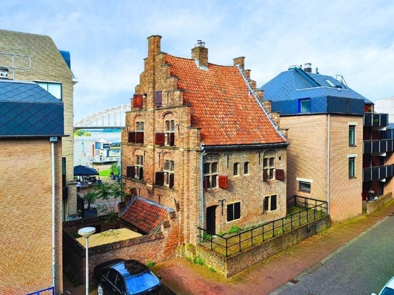 outdoor-detective-tour-nijmegen-street-view-of-besiendershuis