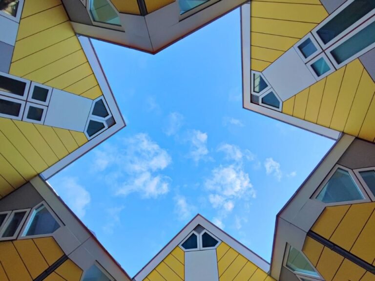 outdoor-detective-tour-rotterdam-view-of-cube-houses