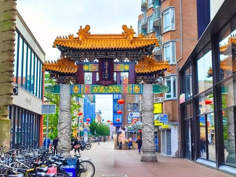 self-guided-city-game-close-up-chinese-gate-wagenstraat