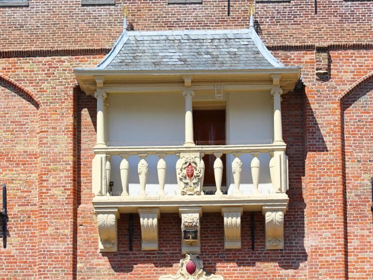 self-guided-city-game-close-up-city-hall