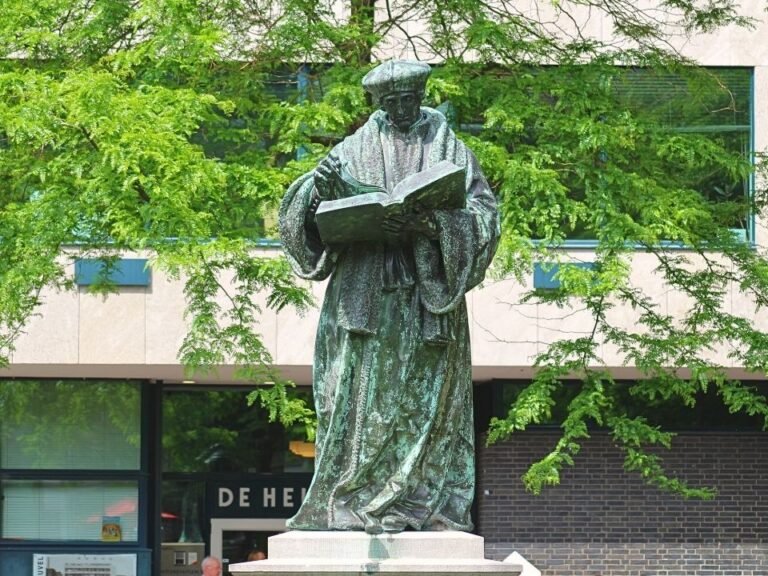 self-guided-city-game-close-up-erasmus-statue