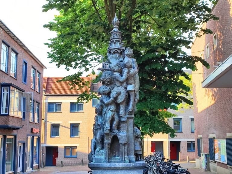 self-guided-city-game-close-up-of-statue