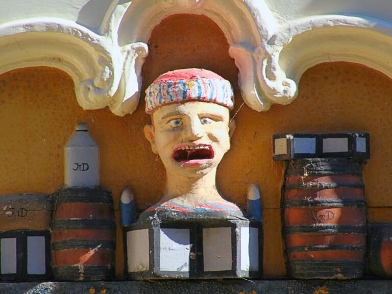 self-guided-city-game-close-up-of-zakkendragerssteeg