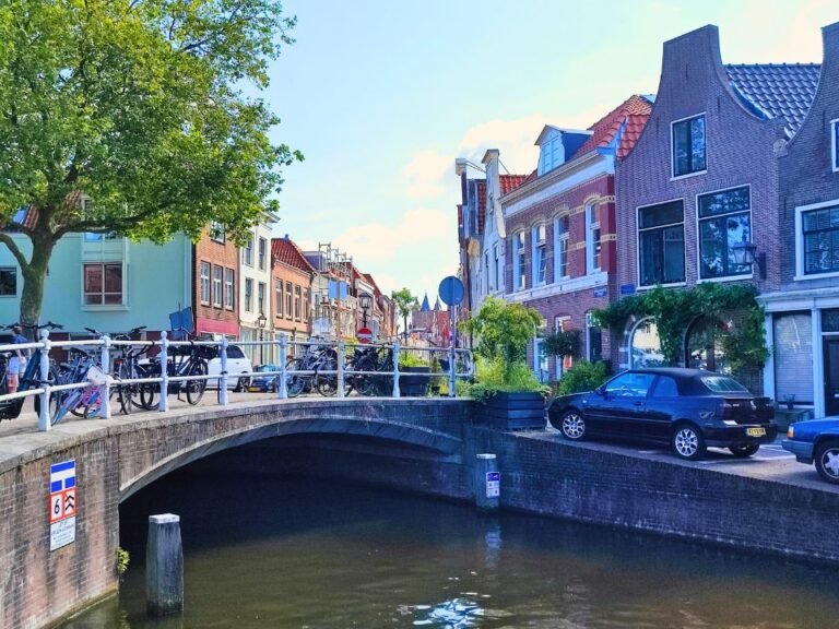 self-guided-city-game-early-morning-light-at-burgwal