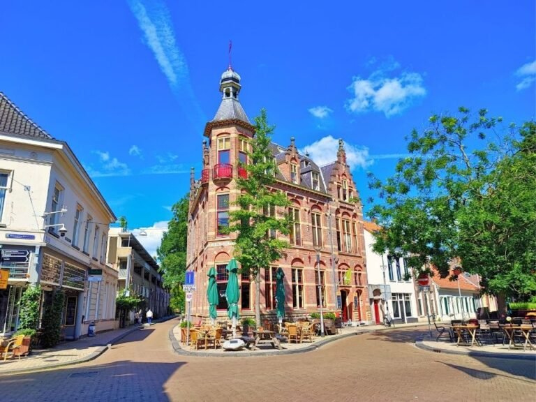 self-guided-city-game-early-morning-light-at-cafe-de-spaarbank