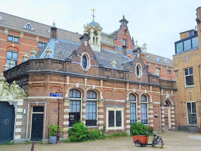 self-guided-city-game-early-morning-light-at-historic-buildings