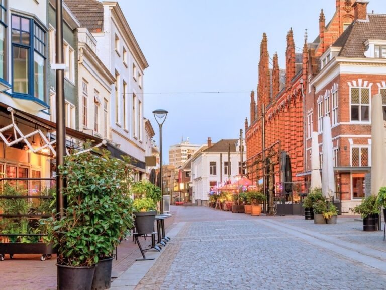 self-guided-city-game-early-morning-light-jansplein