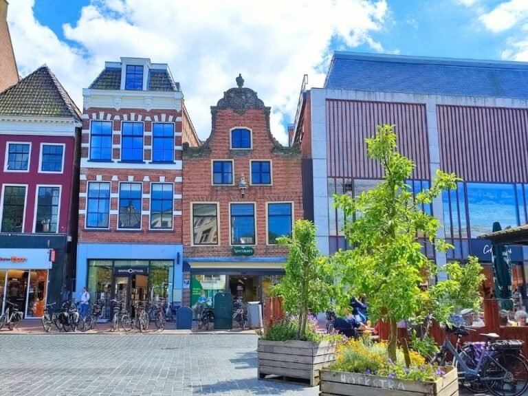 self-guided-city-game-early-morning-light-waagplein