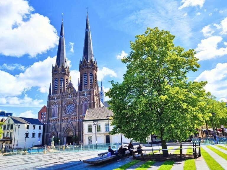 tilburg-scavenger-hunt-passing-heuvel-square