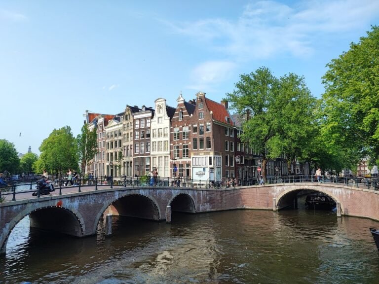 urban-exploration-game-amsterdam-street-view-of-bridge-views