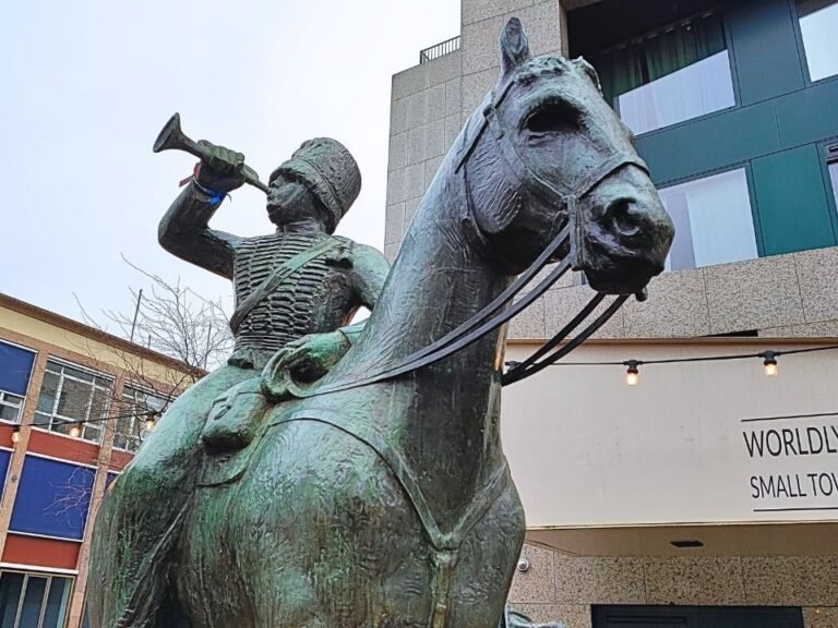 urban-exploration-game-arnhem-gele-rijders-statue