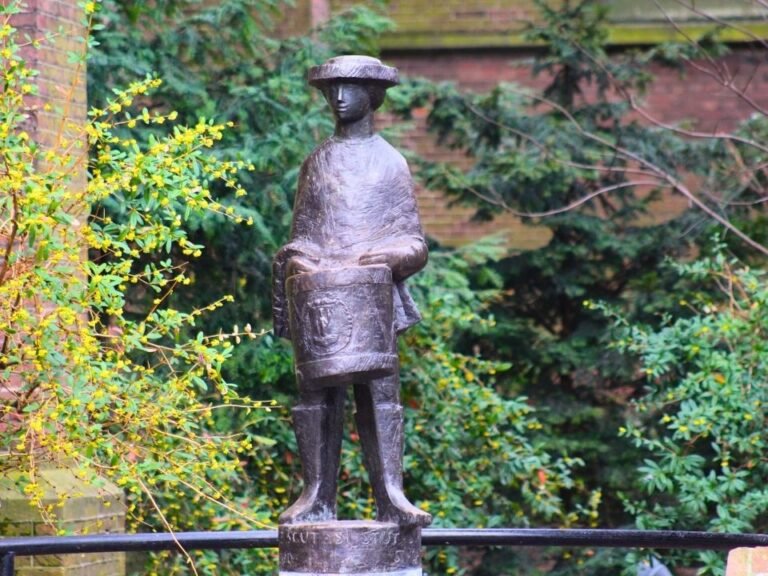 urban-exploration-game-eindhoven-statue-at-catharinakerk