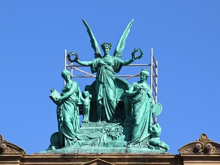urban-exploration-game-haarlem-statue-at-teylers-museum