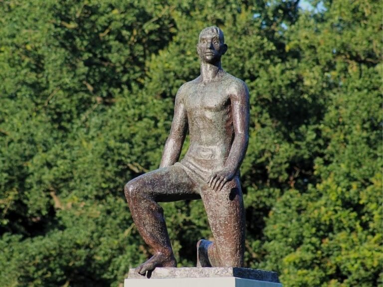 urban-exploration-game-zwolle-statue-at-catharinakerk
