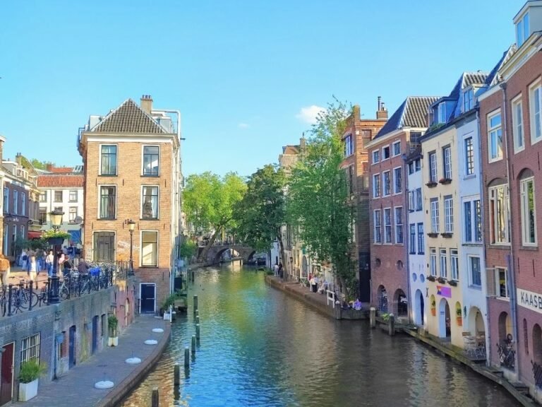 utrecht-scavenger-hunt-hidden-statue-moments-maartensbrug