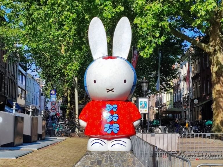 utrecht-scavenger-hunt-passing-miffy-statue