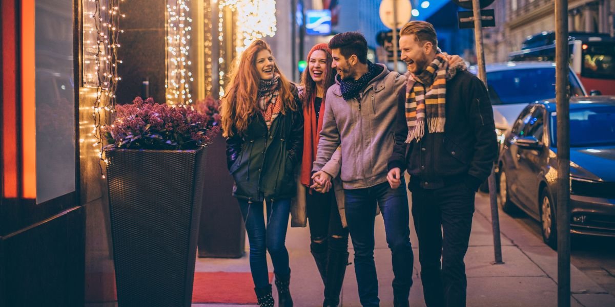 Friends playing a winter city adventure in Amsterdam