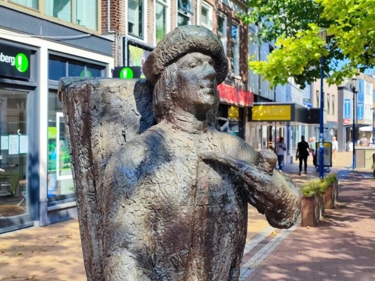 assen-scavenger-hunt-hidden-statue-moments-maartensbrug