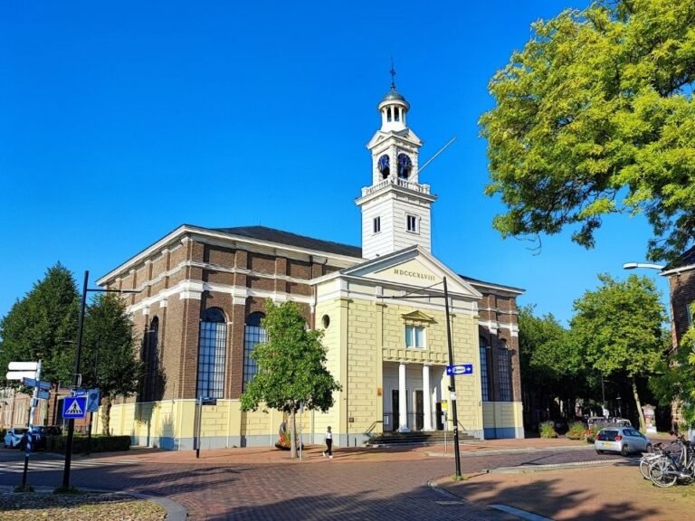 assen-scavenger-hunt-passing-memorial-statue