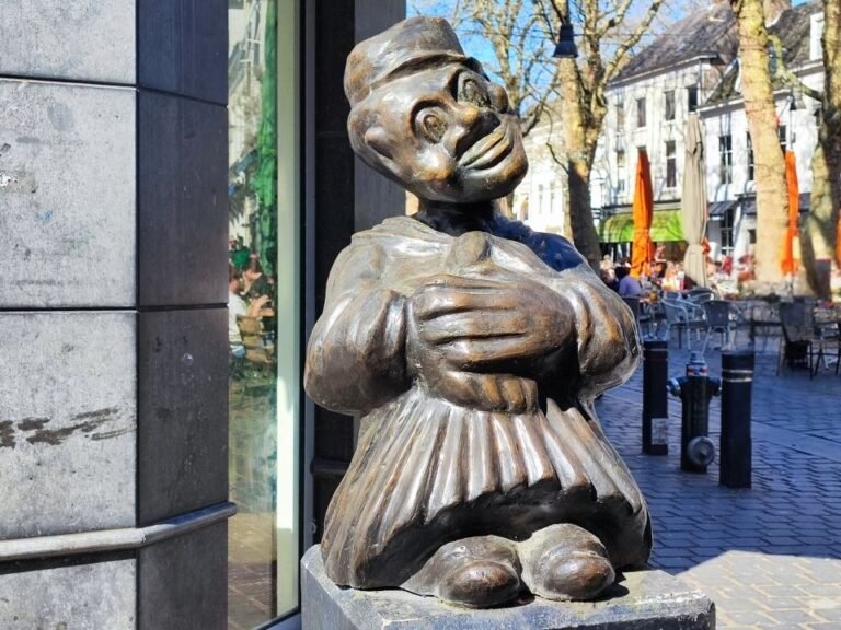 breda-scavenger-hunt-hidden-cat-and-mouse-statue