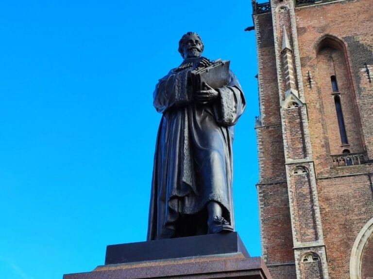 city-detective-delft-iconic-shot-of-statue