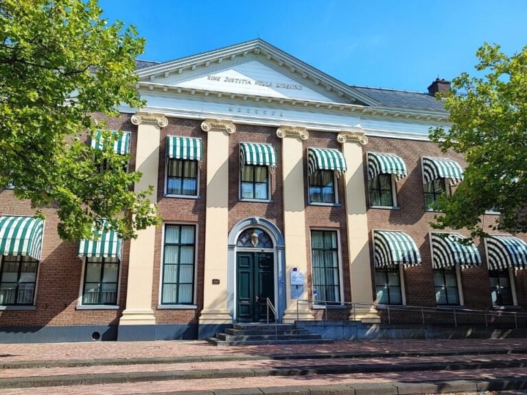 self-guided-city-game-early-morning-light-at-domtoren