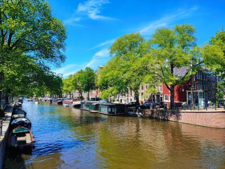 Houseboats and quiet canal in Amsterdam – scenic route of the city game