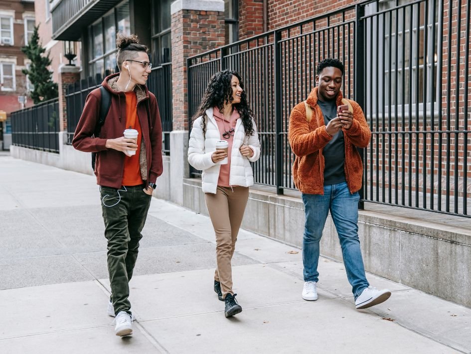Groep vrienden tijdens het spelen van de citygame van Qugato als groepsactiviteit in de stad