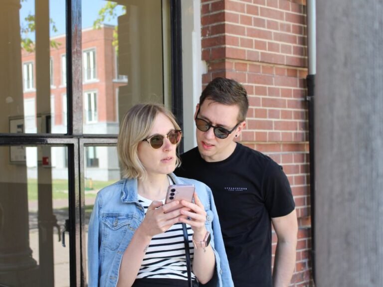 Couple working together to solve a challenge during a mobile city adventure