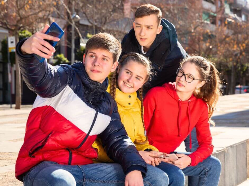 Een groep leerlingen maakt samen een selfie tijdens de citygame activiteit City Detective.