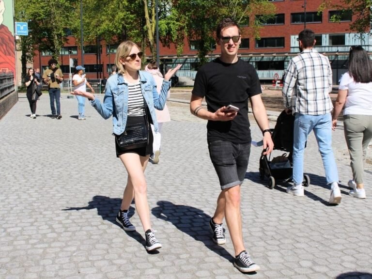 couple-navigating-city-challenge