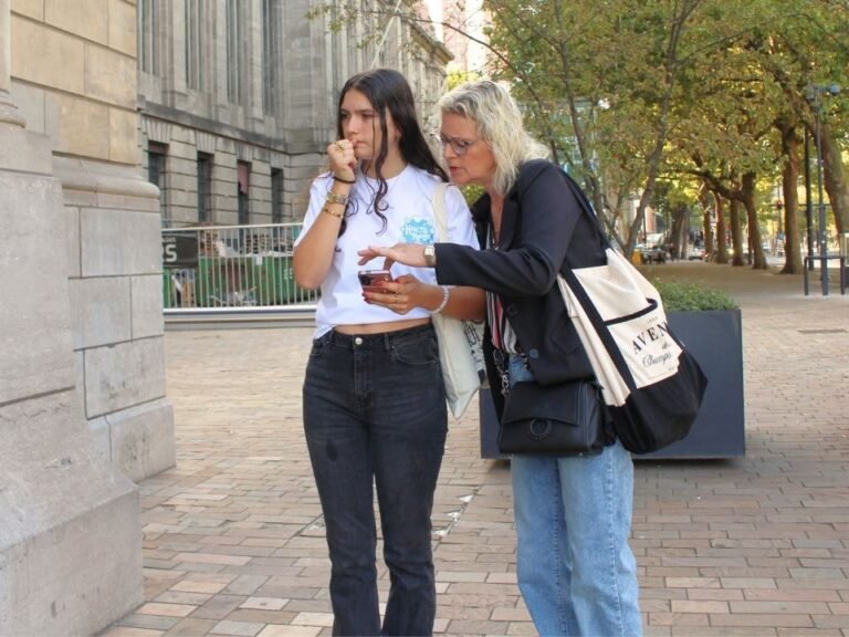 duo-analyzing-text-clue