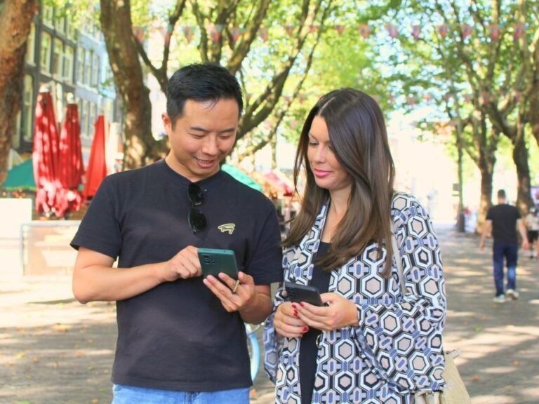 friends-checking-location-hint